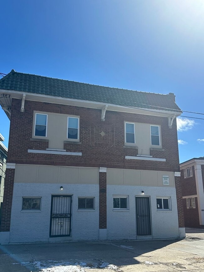 Building Photo - 2 bedroom Apartment Lakeshore/E. 185 Unit 1