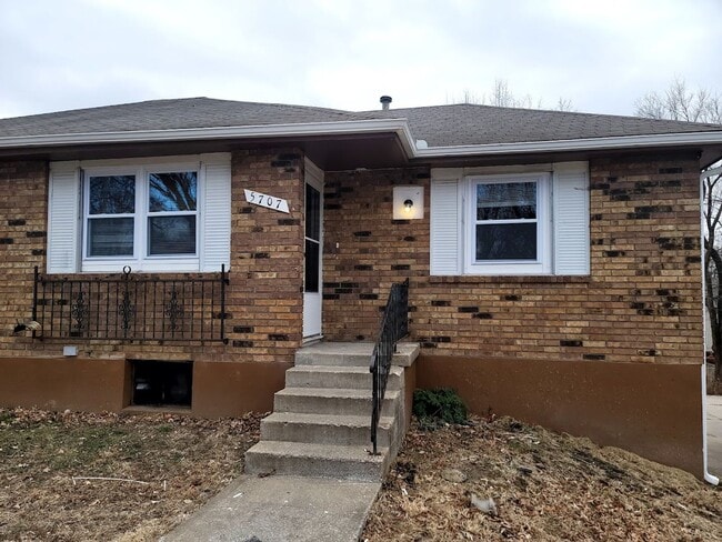 Building Photo - 5707-5709 NE 51st Street Unit 5707