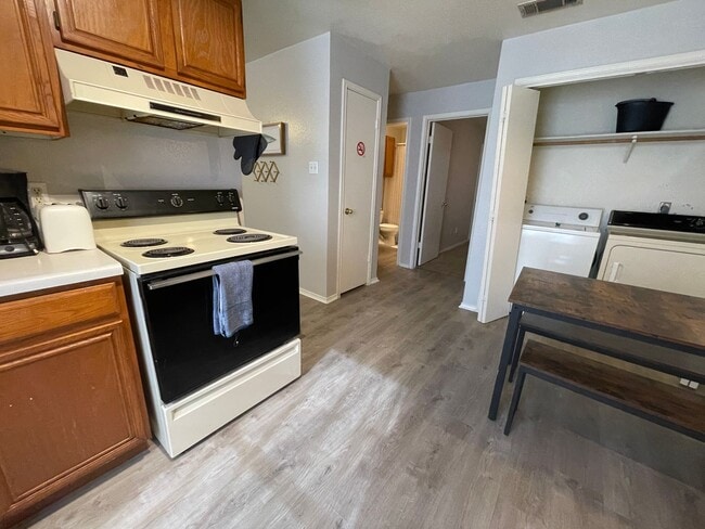 Photo - 1605 Benttree Dr Unidad D