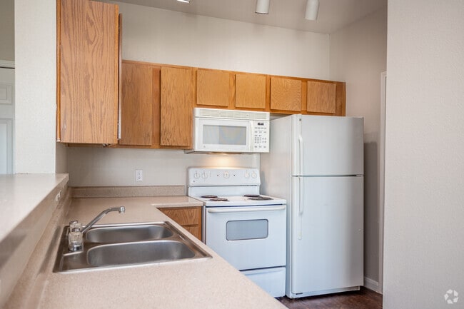 1BR, 1BA - 709SF - Kitchen - St. Augustine Estate Apartments