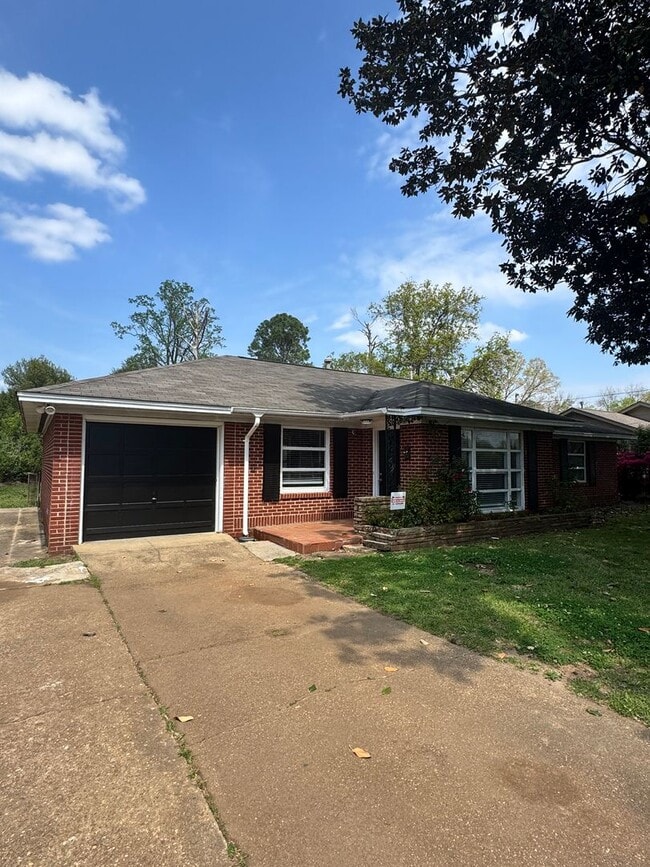 Photo - ** 4 Bed 2 Bath located in Morningview ** Call 334-366-9198 to schedule a self tour