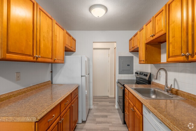 2BR, 1BA - 736SF - Kitchen - Riverside House Apartments