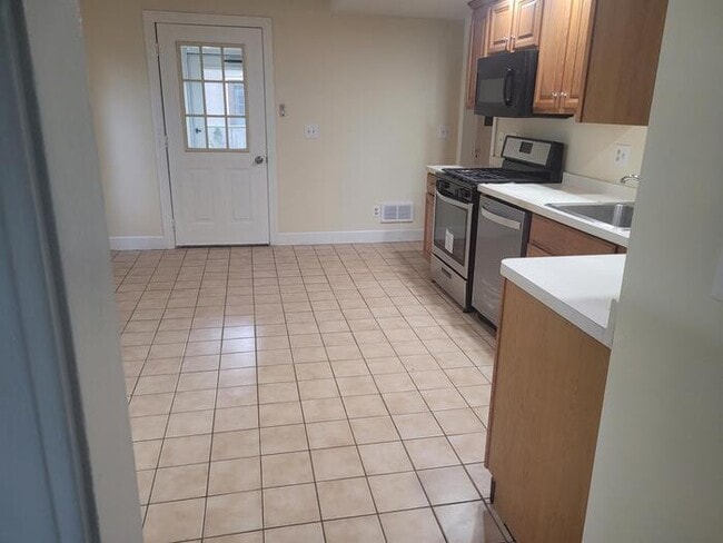 Photo - Perfect For Student Housing! 4 Bedroom Hou...