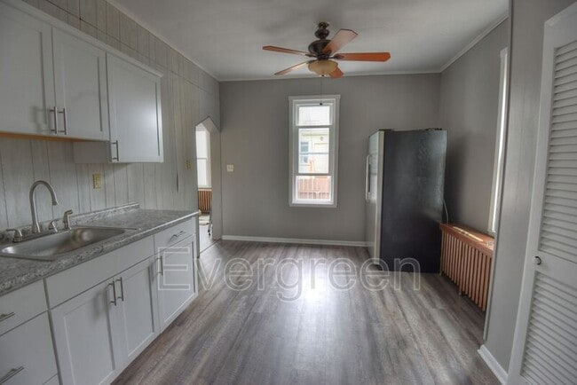 Photo - 325 E Main St