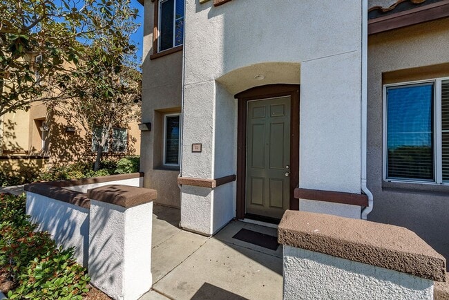 Building Photo - Serenity and Luxury Abound in Eastlake!