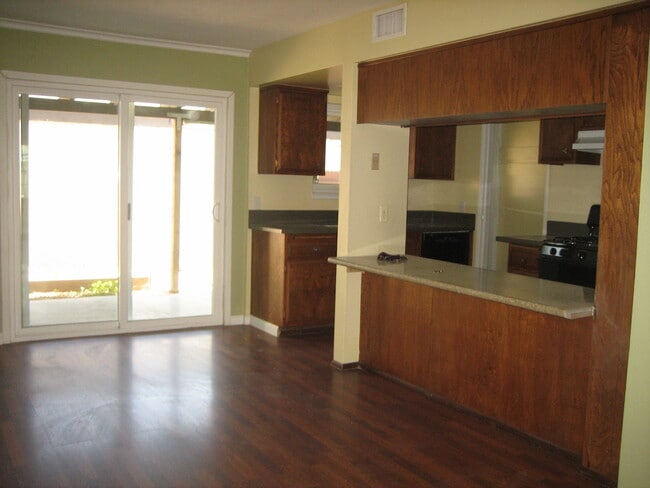1963 W Greenleaf Ave Unidad J