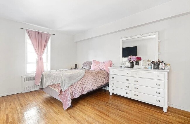 Photo - 6535 Broadway