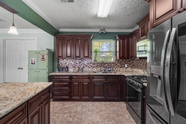 Photo - 811 Globe St