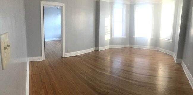 Living room - 5201 N Latrobe Ave Unit 1