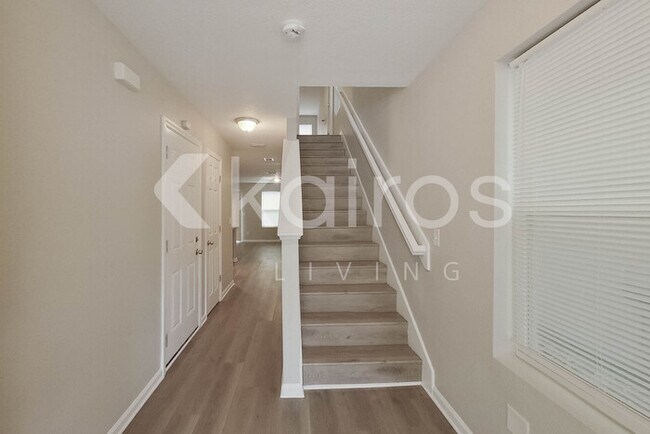 Photo - 1349 Mull St