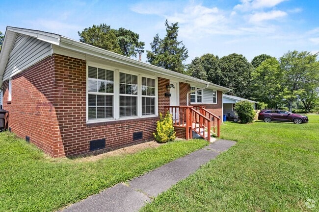 Building Photo - 4-Bed, 2-Bath Home with Fenced Yard in Win...