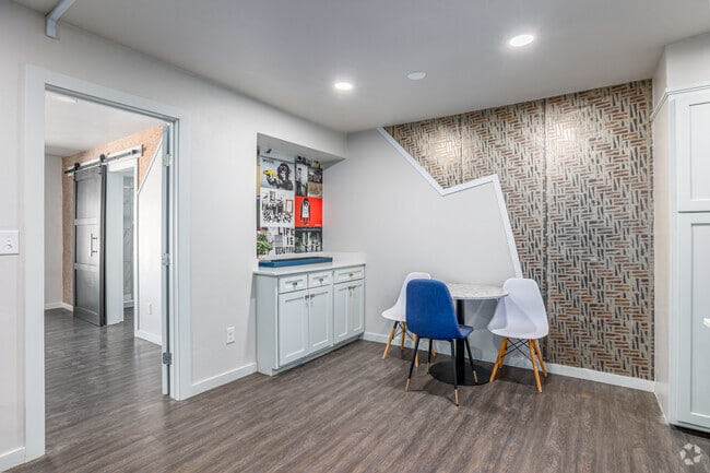 1BR, 1BA - 687SF - Dining Room