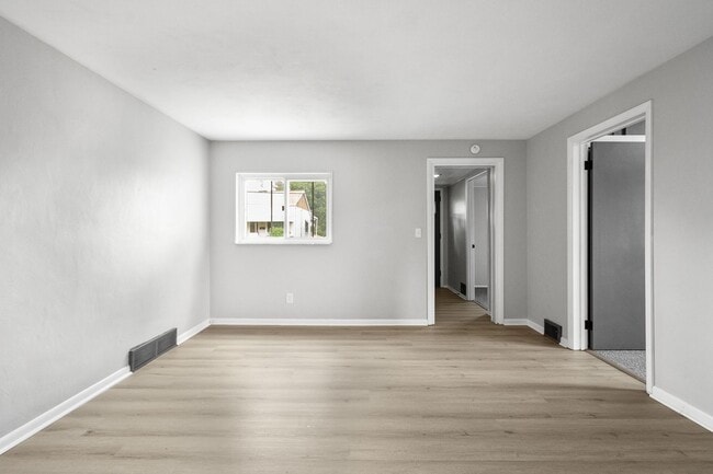 Photo - MOVE IN SPECIAL! SCORE HALF OFF 1ST MONTH'...