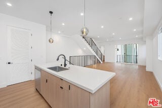 Photo - 5248 Auckland Ave