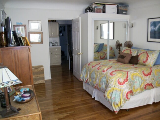 Apartamento 1 y 2 del dormitorio delantero - 2660 Magnolia Ave.