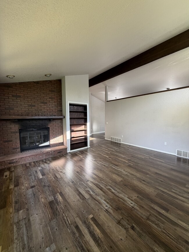 Photo - 181 Erickson Ct E