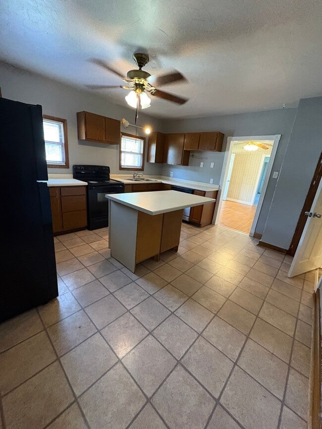 Building Photo - 1162 9th St-Green Bay Unit 1162 9th St-Lower Rental
