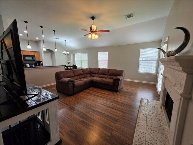 Photo - 2108 Goldfinch Ln