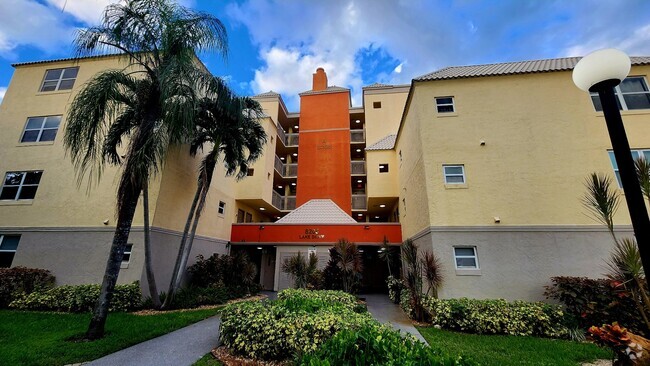 Building Photo - 8205 Lake Dr Unit Las Vistas at Doral Rental