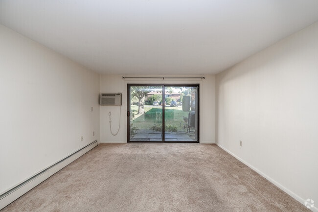 2BR, 2BA - 960SF - Living Room