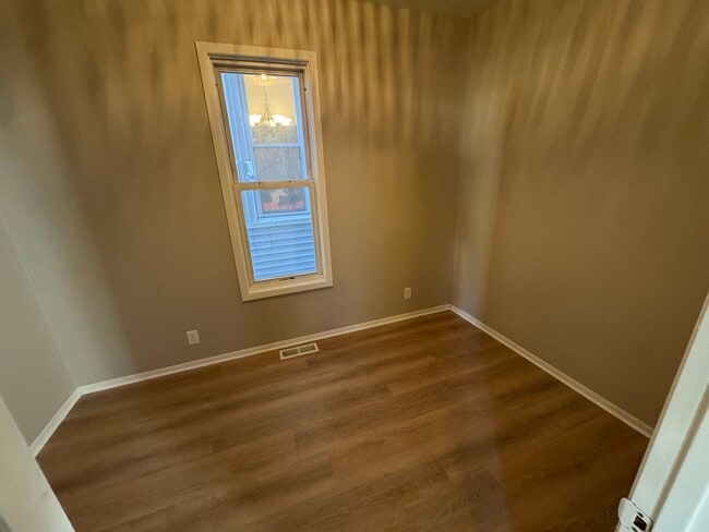 Photo - 305 E Clarence St