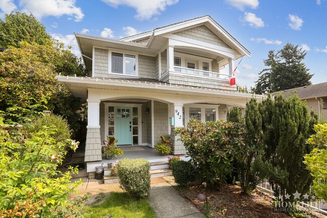 Photo - East Beach House, Located a Short Walk to ... Unit House