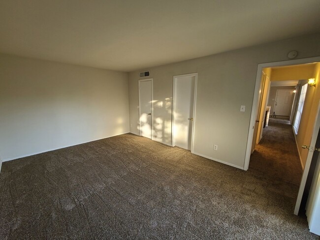 Building Photo - 2423/2425 Limestone Dr. Unit 2423 Limestone Dr.
