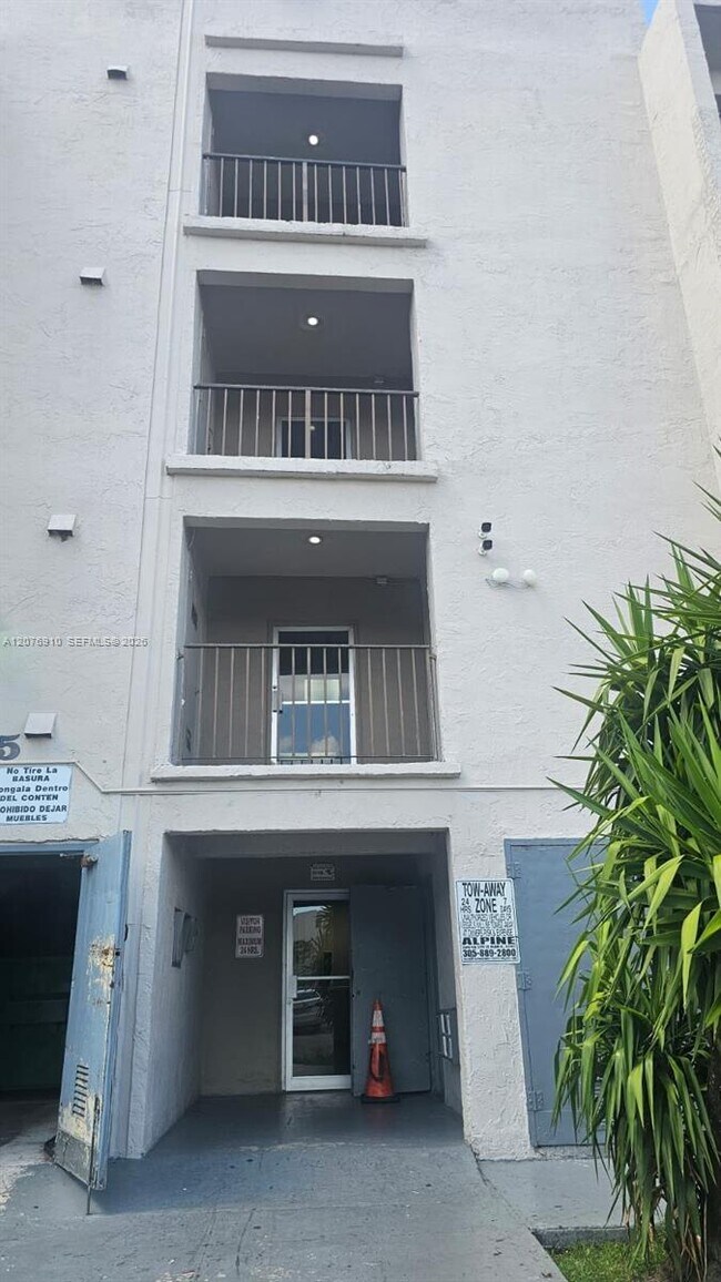 5625 W 20th Ave Unidad 208