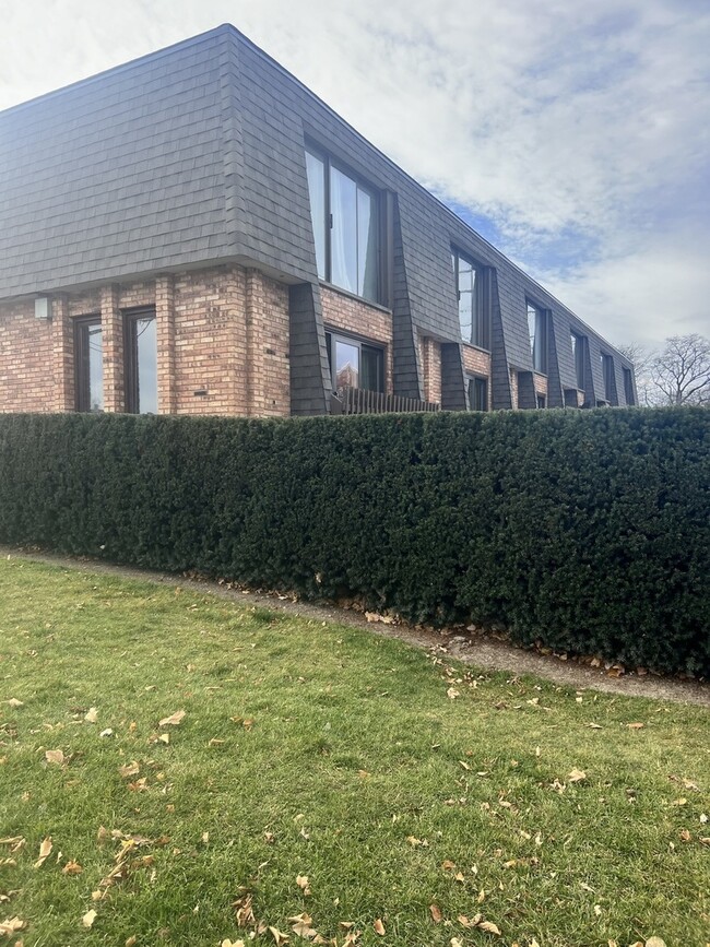 Building Photo - 1988 Green Bay Rd Rental