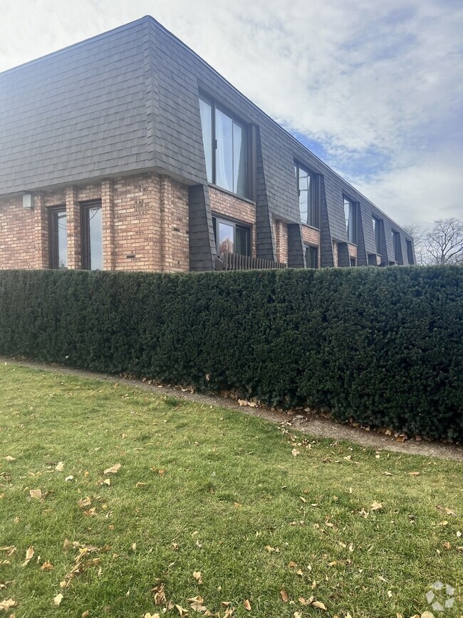 Building Photo - 1988 Green Bay Rd Rental