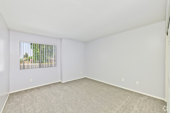 2BR, 2BA - 900SF - Primary Bedroom