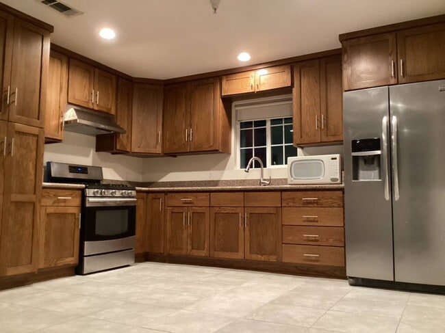 Building Photo - 723 1/2 N Kingsley Dr Unit 723 N Kingsley - 4 Beds Rental