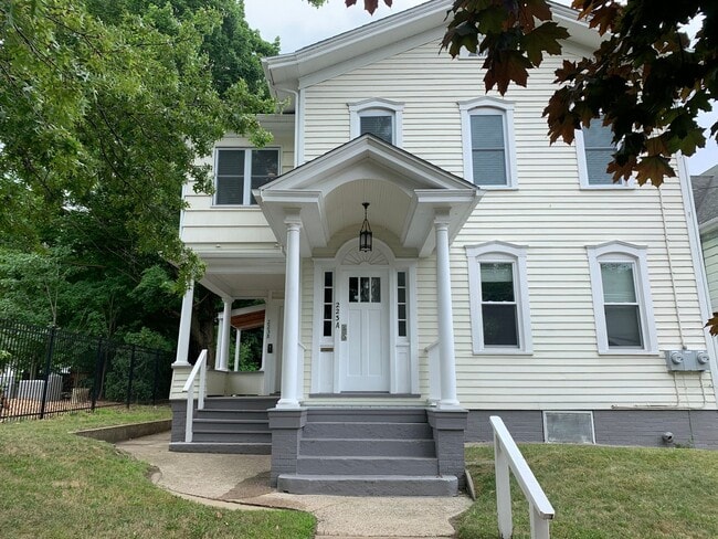 Building Photo - 223 E 9th St Unit 223 E 9th st. (Upstairs) Rental