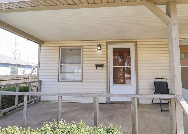 Building Photo - 1 Bed 1 Bath Duplex - Move-in Ready! Accepting Section 8