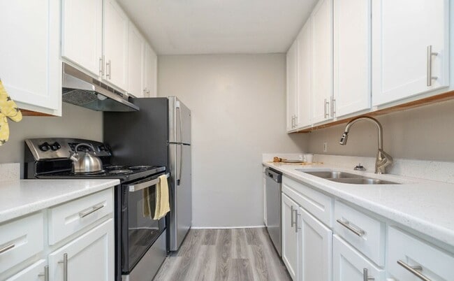 Building Photo - 180 S Pine Lake Dr Unit 7A