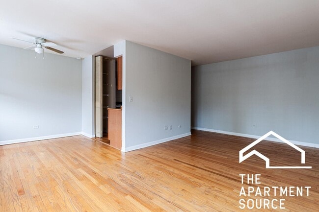 Building Photo - 512 W Briar Pl Unit 2