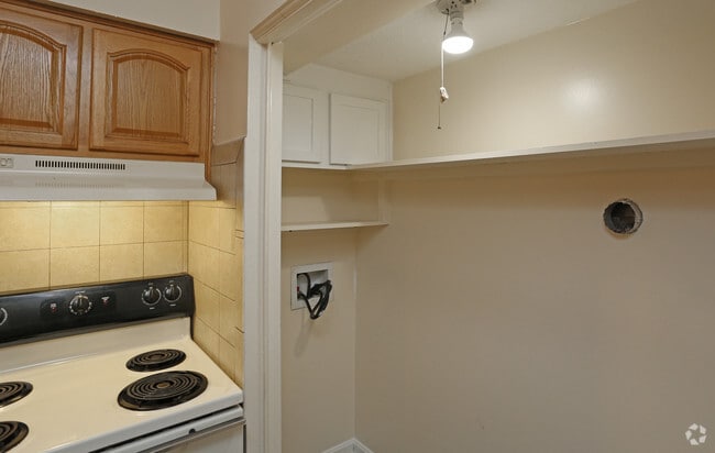 3BR, 1BA - 1,300 SF