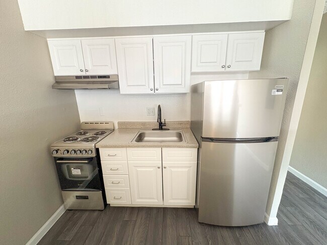 1 BR, 1 BTH - Kitchen