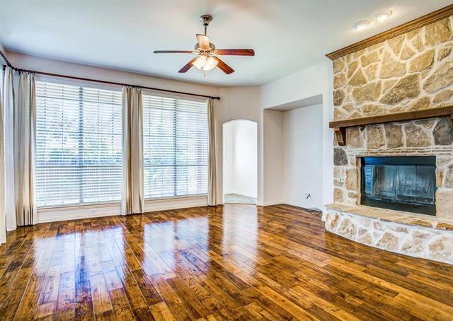 Photo - 935 Crestmoor Dr