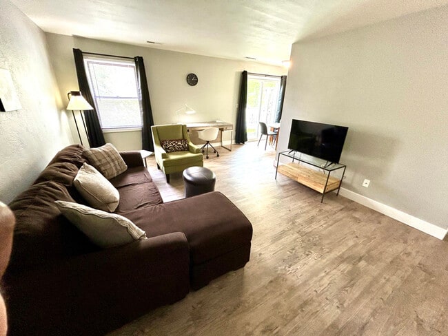 4028 N Illinois Ave Unit 11