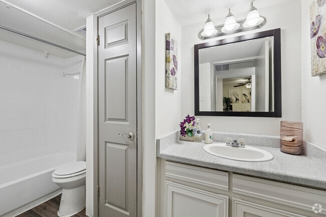 A1A 1BR, 1BA - 762SF - Bathroom - Cherrybrook Place