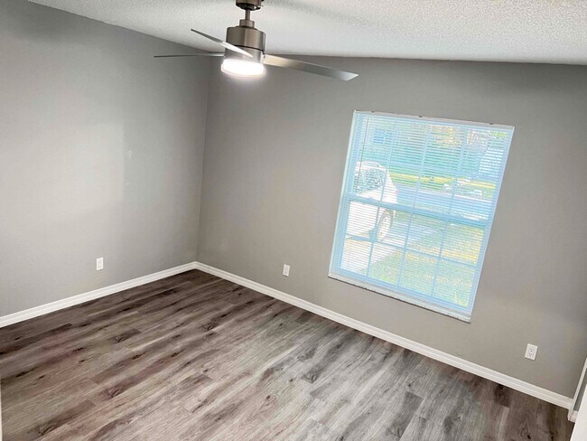 Photo - 111 W Hanlon St