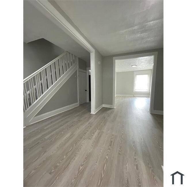 Building Photo - 3 Bedroom Completely rehabbed