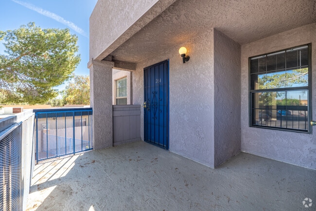 2BR, 2BA - 846SF - Front Patio