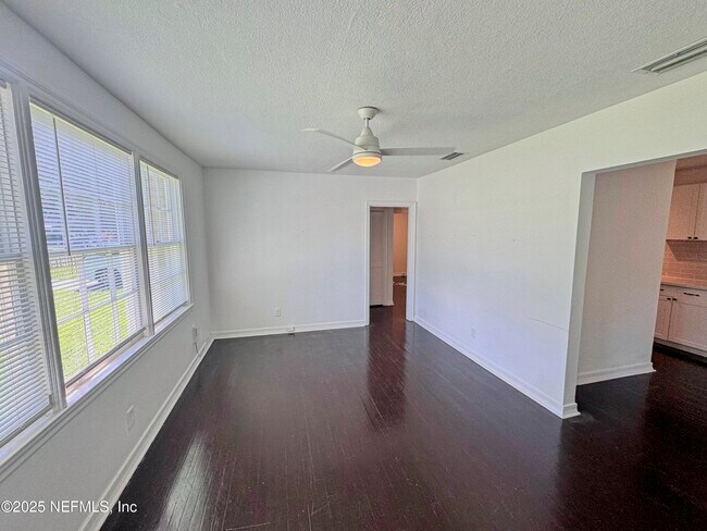 Photo - 1276 Menna St