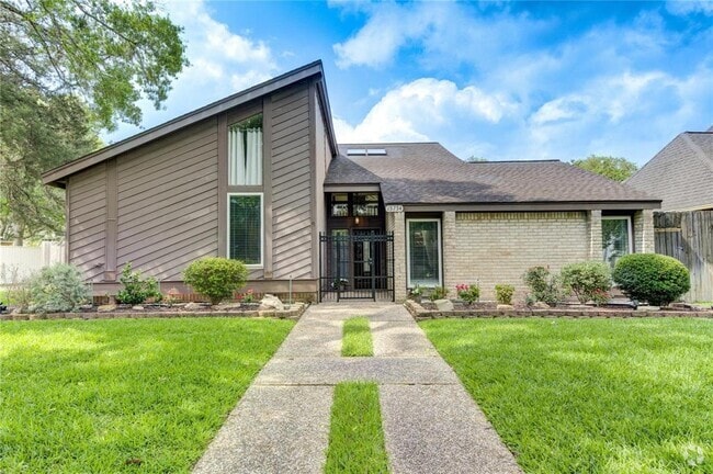 Building Photo - 15754 Walkwood Dr Rental