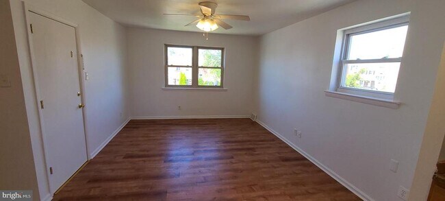 Photo - 9403 Lansford St