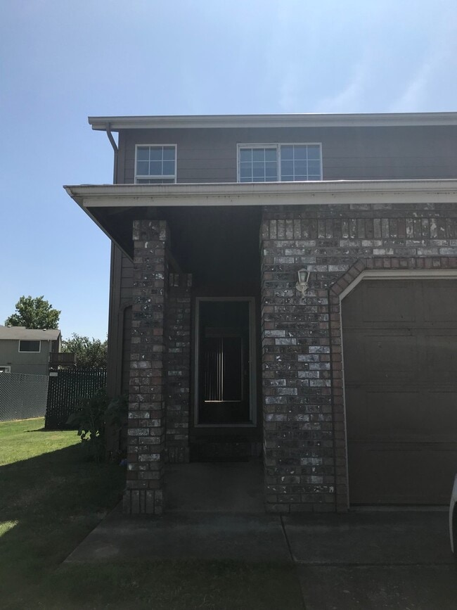 Building Photo - (SAM 15) 3 bedroom and 1.5 Bathroom duplex Unit 701