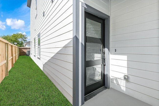 Photo - 3547 Dreyfus St