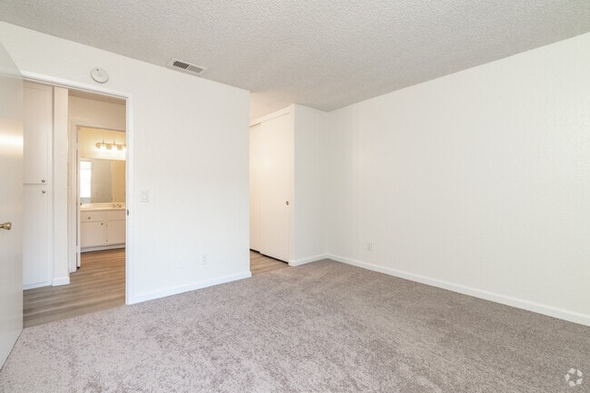 2BR, 1BA - 1025SF - Primary bedroom 1